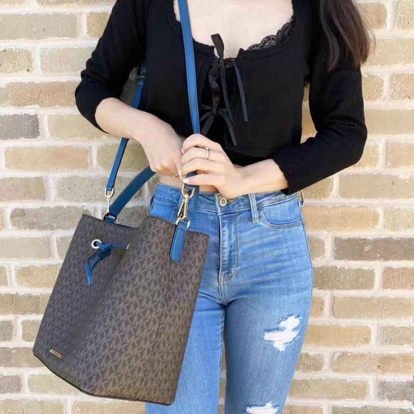 💕NWT Michael Kors Bucket Tote & wallet - Picture 4 of 5